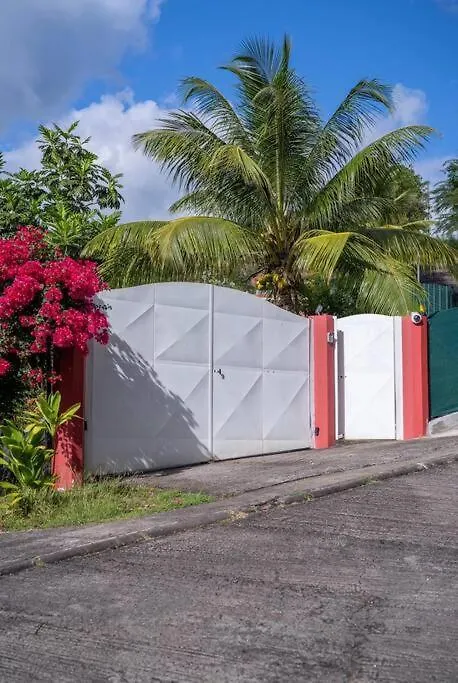 Spacieuse Villa Corossol Avec Piscine Et Jeux Exterieurs Le Gosier  Le Gosier (Grande-Terre)